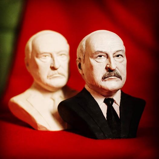 Теперь каждый белорус может понюхать бюст Лукашенко