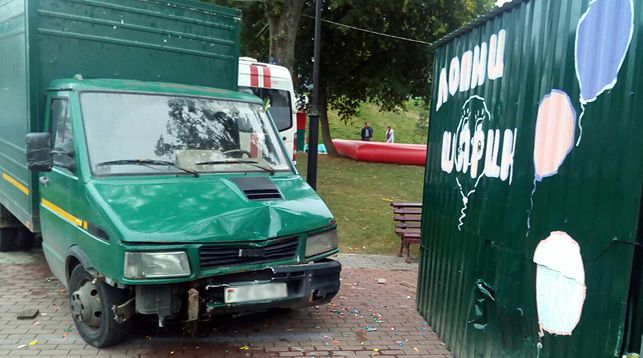 В Витебске в парке Победителей покатился припаркованный грузовик. Машина сломала дерево и въехала в павильон с аттракционом
