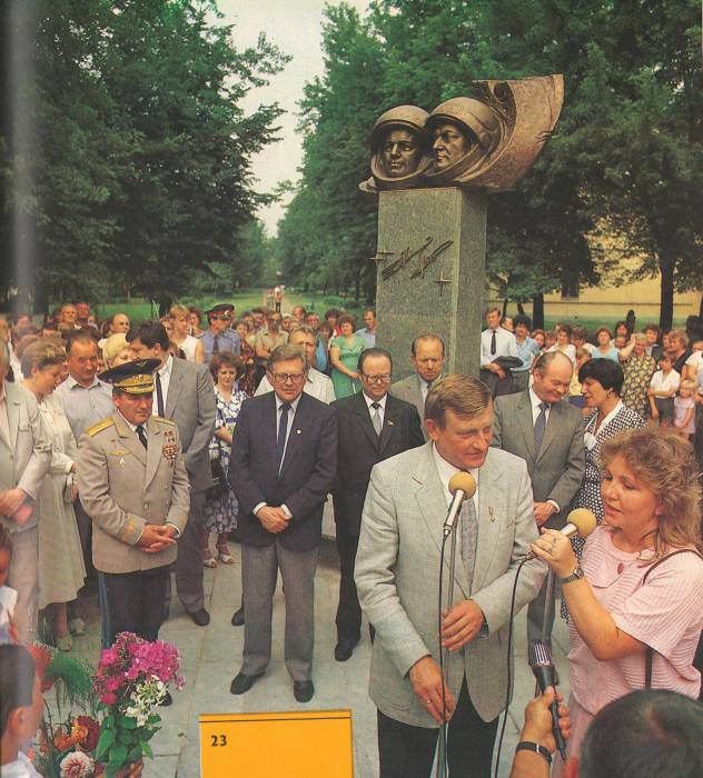Кому в Витебске в сквере на улице Буденного посвящен памятник и почему композиция до сих пор безымянная