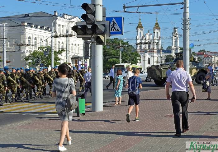 Впервые витебские десантники прошли маршем по центральным улицам города в честь Дня ВДВ