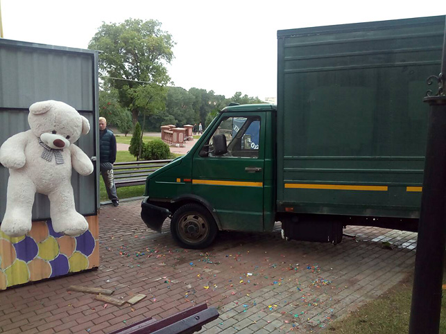 В Витебске в парке Победителей покатился припаркованный грузовик. Машина сломала дерево и въехала в павильон с аттракционом