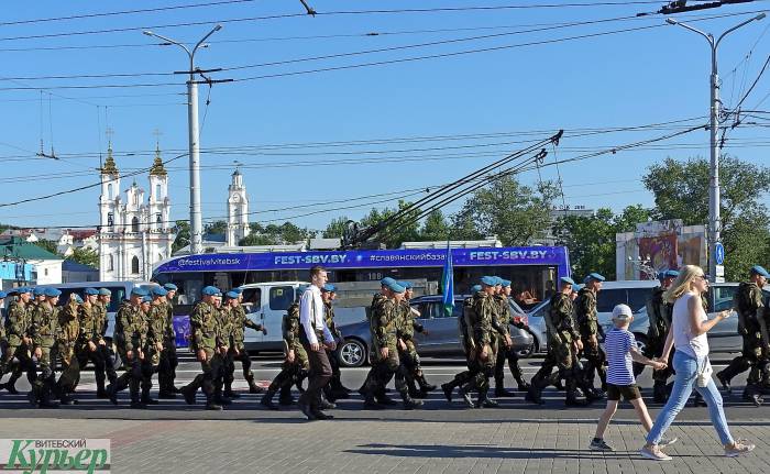 Впервые витебские десантники прошли маршем по центральным улицам города в честь Дня ВДВ