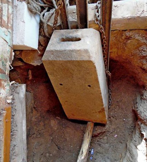 В Клястицах Россонского района в фундаменте дома нашли старую надгробную плиту