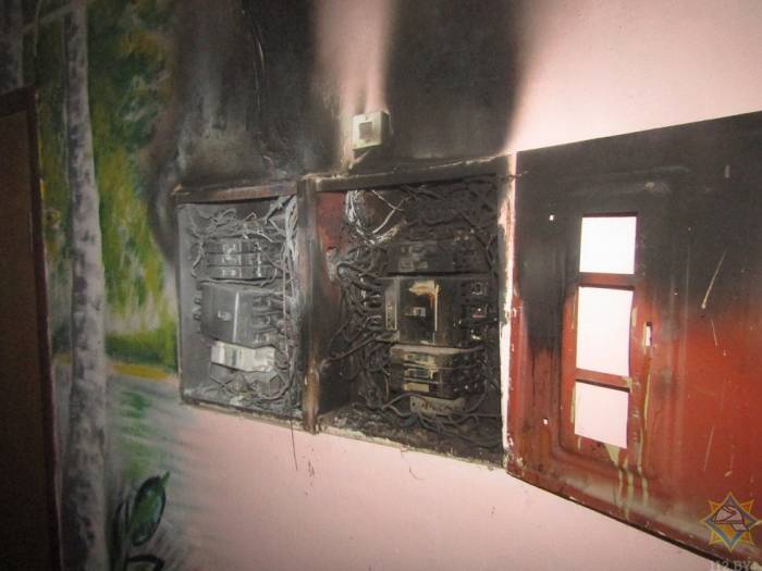 В Лужесно Витебского района загорелся электрощиток в подъезде жилого дома. Эвакуировали 18 человек