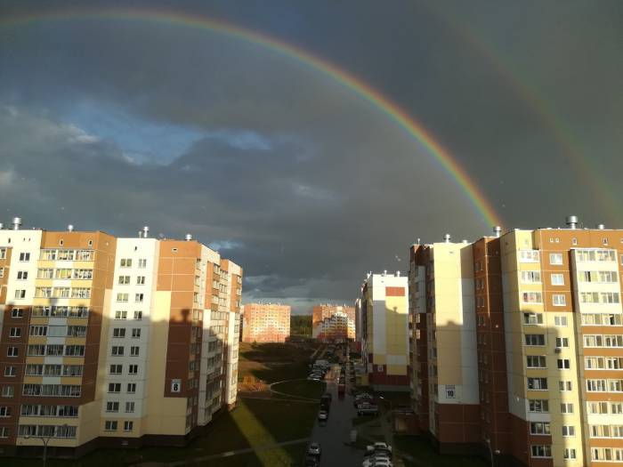 В Витебске в соцсетях делятся необычным природным явлением - двойной радугой над городом. Красота!