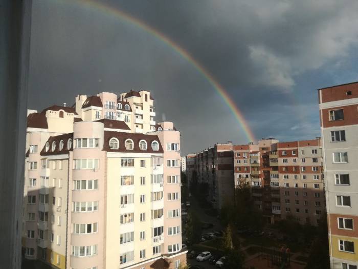 В Витебске в соцсетях делятся необычным природным явлением - двойной радугой над городом. Красота!