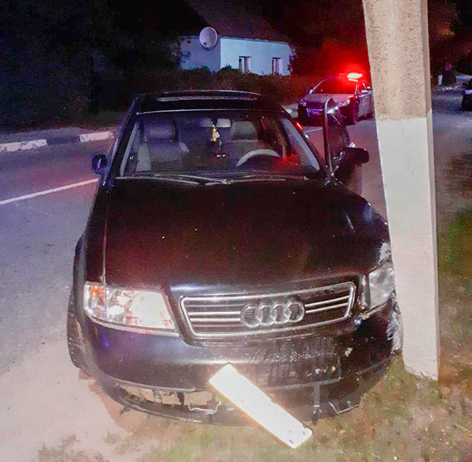 В Браславе пьяный водитель Ауди, лишенный права управления транспортными средствами, совершил два ДТП и разбил машину