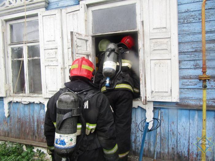 В Витебске по улице Куйбышевской горел дом. Спасатели вынесли из помещения двух мужчин в бессознательном состоянии