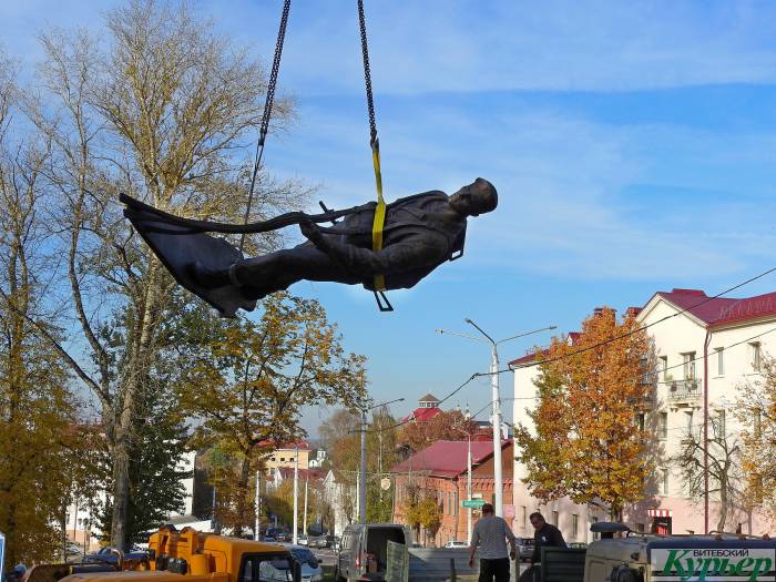 Новый памятник Витебска. Сегодня в парке Победителей приземлился десантник