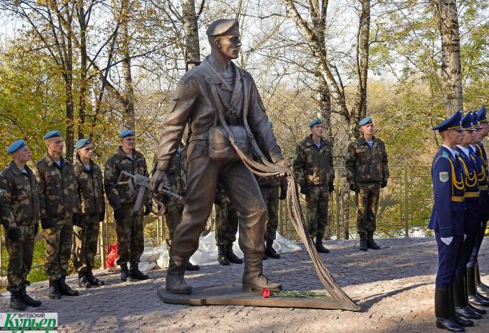 Как в Витебске открывали памятник бойцам ВДВ (видео)