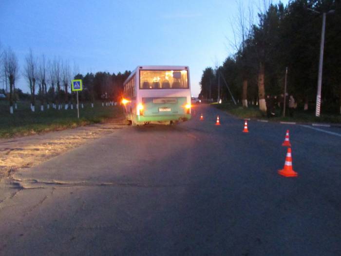 В Новолукомле столкнулись легковушка и автобус. Водитель Фольксвагена не уступил дорогу автобусу