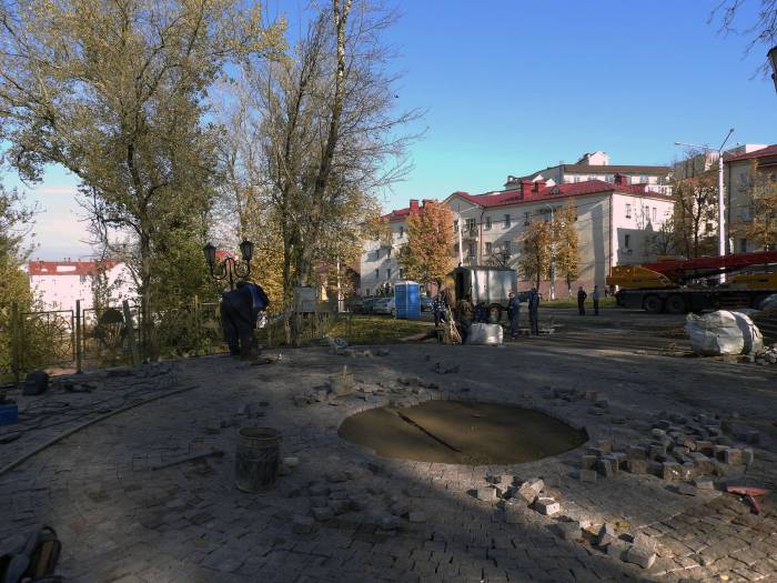 В центре Витебска начался монтаж памятника воину-десантнику