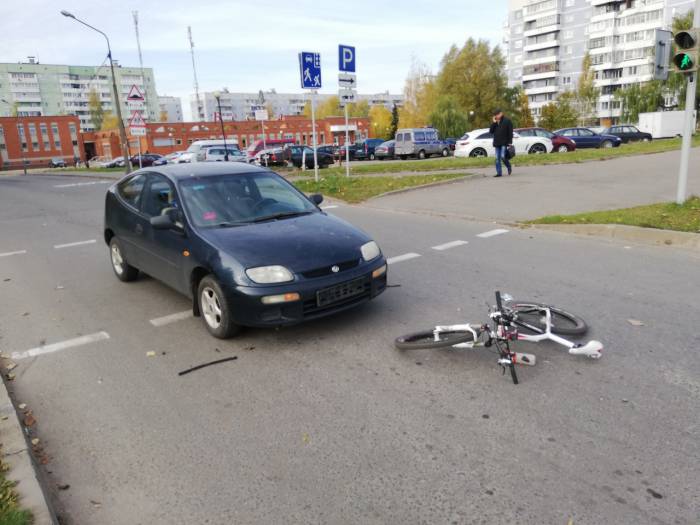 В Витебске молодая женщина на Мазде сбила пожилого велосипедиста. Мужчина в наушниках переезжал дорогу на красный