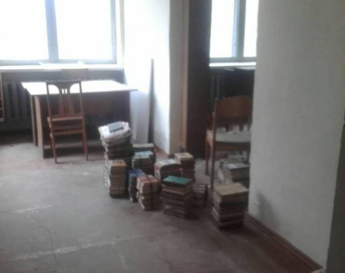 В Витебске воспитатели из детских садов в свой официальный выходной за «спасибо» убирают здание КИМа
