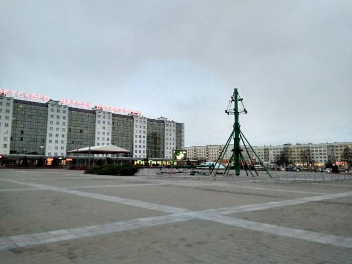 В Витебске на площади Победы начали устанавливать елку, а возле амфитеатра необычные горки