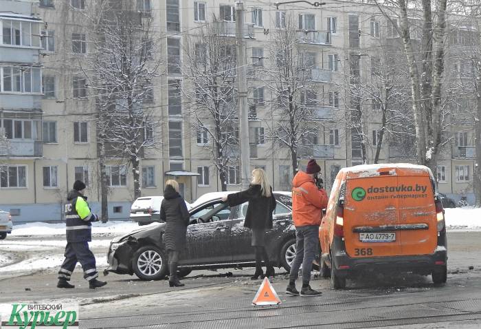 В Витебске на перекрестке столкнулись Toyota и авто службы доставки