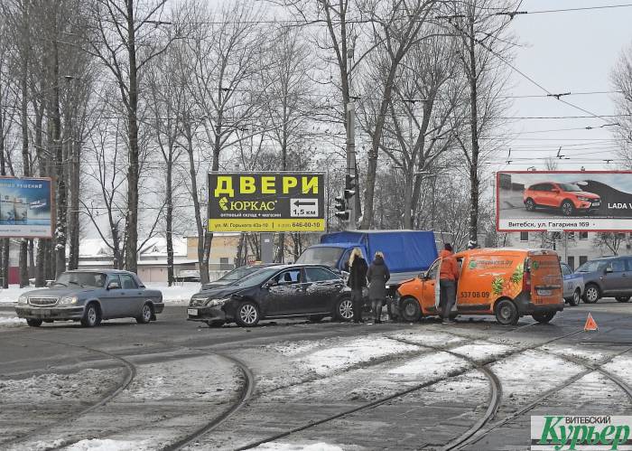 В Витебске на перекрестке столкнулись Toyota и авто службы доставки