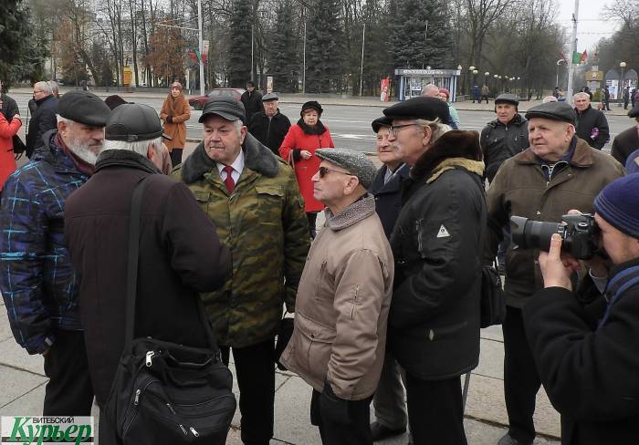 7 ноября в Витебске на площади Ленина случился скандал между секретарем КПБ и активистом «Справедливого мира»