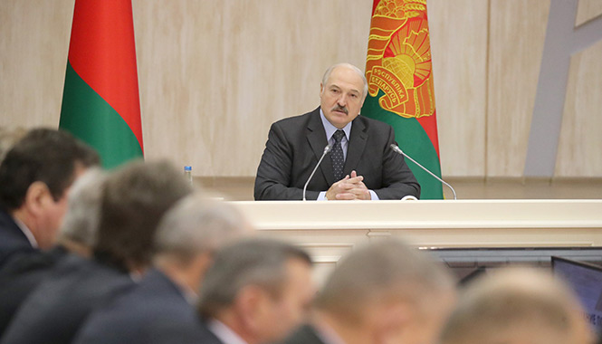 10 «говорящих» цитат Александра Лукашенко про правительство, деньги и лён
