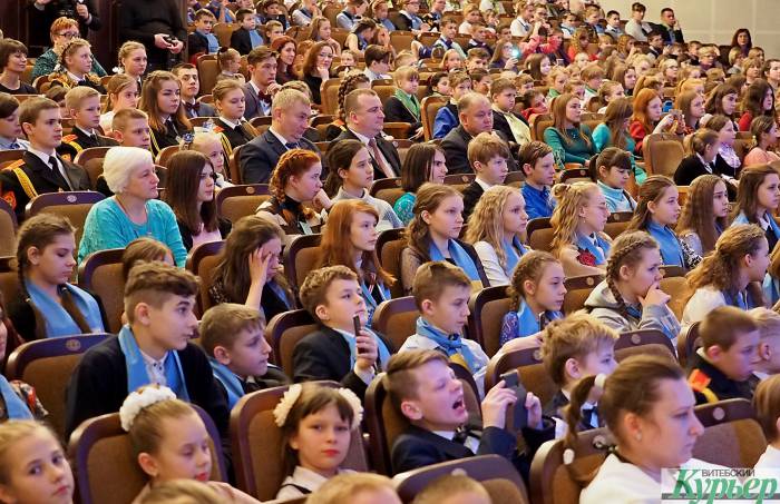 На губернаторскую елку в концертный зал «Витебск» приехали около 1000 ребят