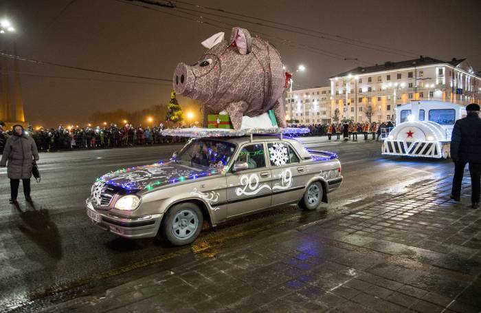 Парад Дедов Морозов и Снегурочек собрал более 2000 участников. Фоторепортаж с новогодними чувствами