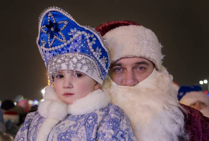 Парад Дедов Морозов и Снегурочек собрал более 2000 участников. Фоторепортаж с новогодними чувствами