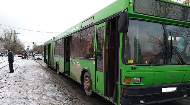 В Витебске на улице Гагарина автобус несколько метров протащил зажатую в дверях женщину