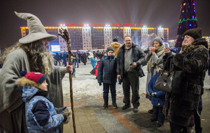 Парад Дедов Морозов и Снегурочек собрал более 2000 участников. Фоторепортаж с новогодними чувствами
