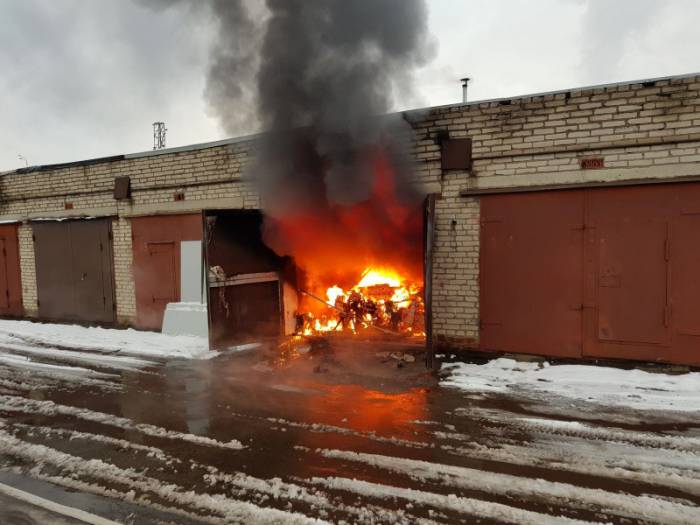 В Глубокском районе сгорел гараж вместе с машиной