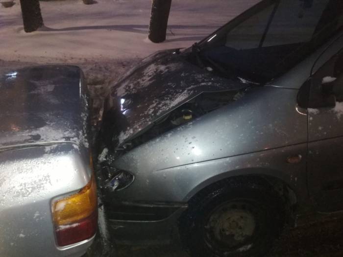 В Витебске на улице Фрунзе столкнулись 4 легковушки. Пострадал водитель одной из машин