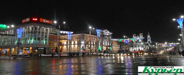 Как в Витебске отмечали Новый год 13 лет назад. Пальмы, ларьки и тропинки в снегу на площади Победы