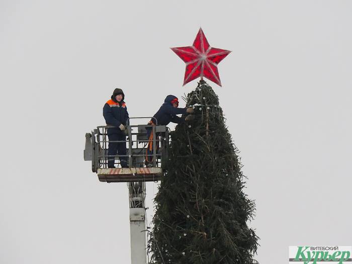 В Витебске разбирают 35-метровую новогоднюю елку. Праздники закончились (видео)