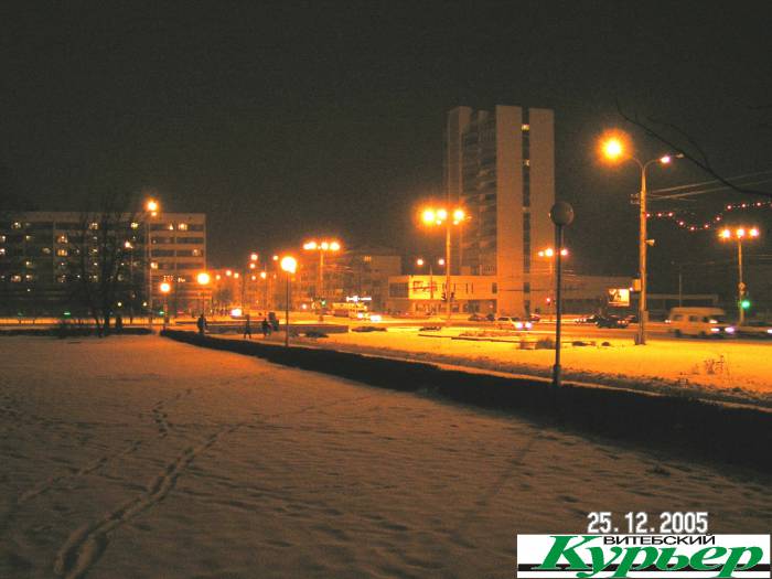 Как в Витебске отмечали Новый год 13 лет назад. Пальмы, ларьки и тропинки в снегу на площади Победы