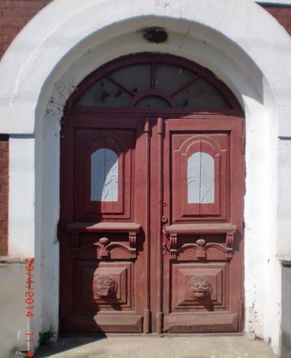 Витебский дом с оригинальной дверью, водосточными трубами и водоотводами