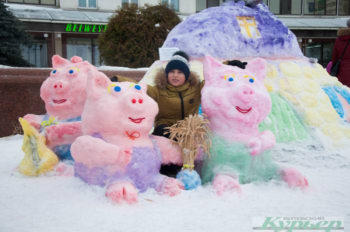 В Витебске на площади Победы появились удивительные фигуры из снега. Хрюшка в ванне, тигр и снежный город