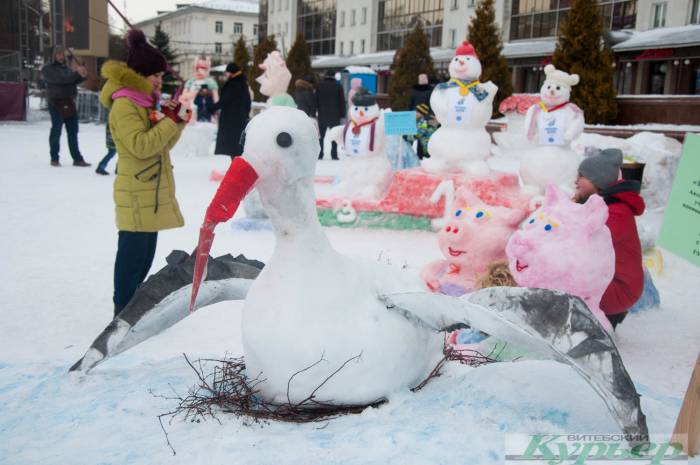 В Витебске на площади Победы появились удивительные фигуры из снега. Хрюшка в ванне, тигр и снежный город