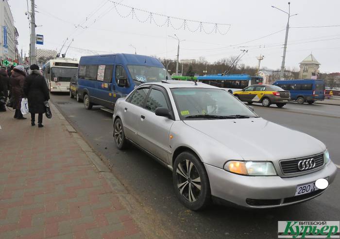 В Витебске жалуются на водителей, которые паркуются на остановках общественного транспорта