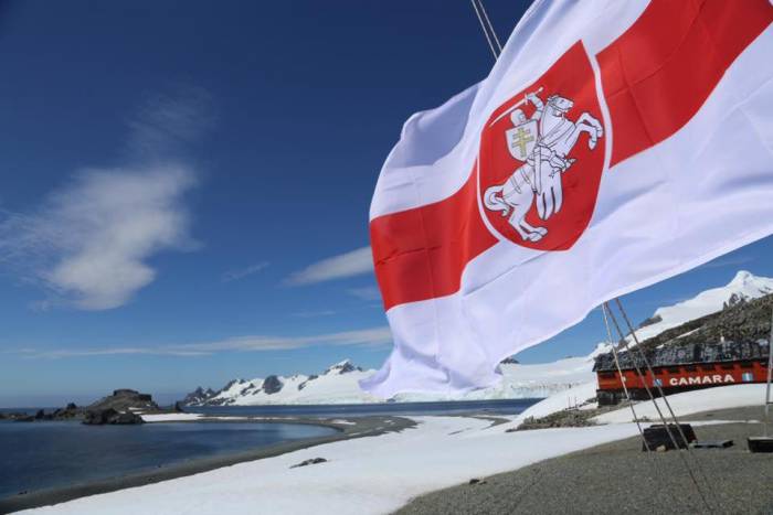 Бизнесмен, родом из Чашникского района, поднял бело-красно-белый флаг с «Погоней» над Антарктидой
