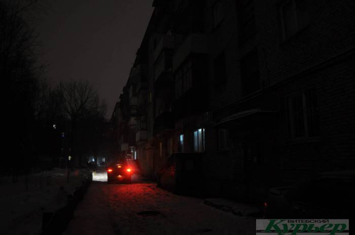 Как выглядит «царство тьмы» на улице Космонавтов в Витебске. «Страшно уезжать и оставлять маму в таких условиях»