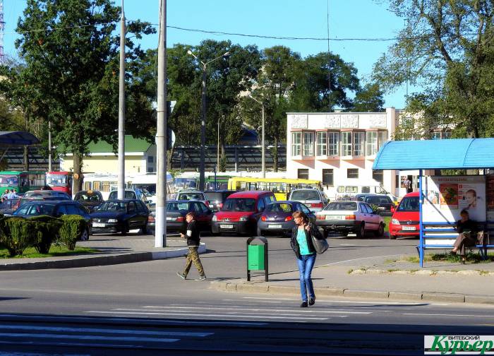 В Витебске возле автовокзала значительно уменьшили парковку и выкорчевали деревья