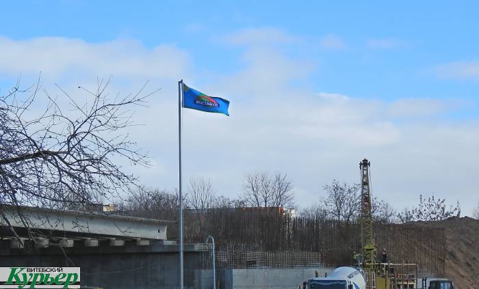 В Витебске над стройплощадкой Полоцкого путепровода подняли флаг (видео)