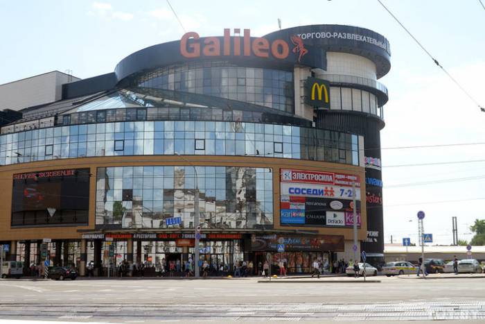 В Минске в ТЦ «Галилео» мужчина съехал по перилам, упал с третьего этажа и разбился насмерть
