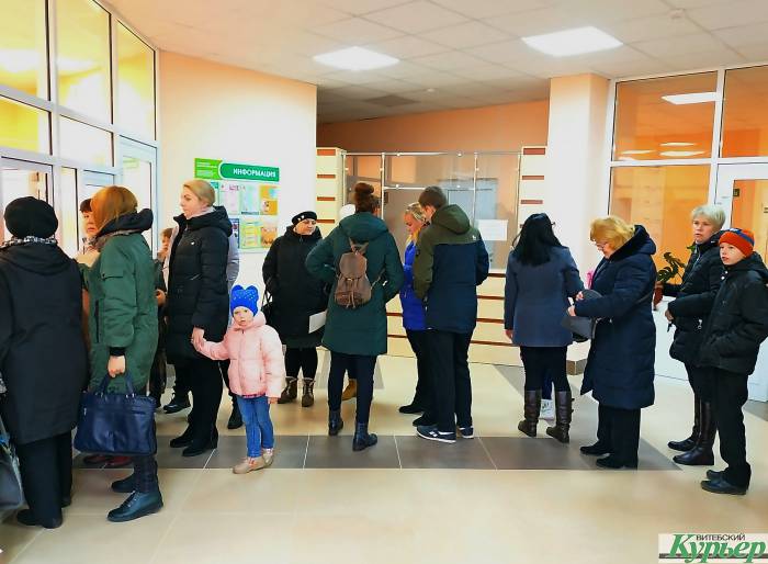 В первый день работы новой поликлиники в Витебске собрались огромные очереди. Плановое посещение просят отложить на несколько дней