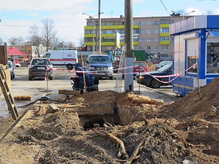 В Витебске возле автовокзала значительно уменьшили парковку и выкорчевали деревья