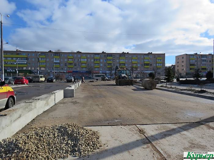 В Витебске возле автовокзала значительно уменьшили парковку и выкорчевали деревья