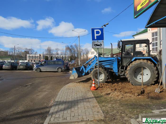 В Витебске возле автовокзала значительно уменьшили парковку и выкорчевали деревья