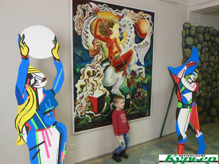 В Витебском районе открылась необычная выставка. Картины в стиле сюрреализма, которые экспонируются в последний раз