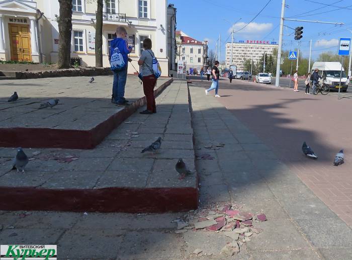 В центре Витебска Ратушную площадь помыли, а строительный мусор оставили