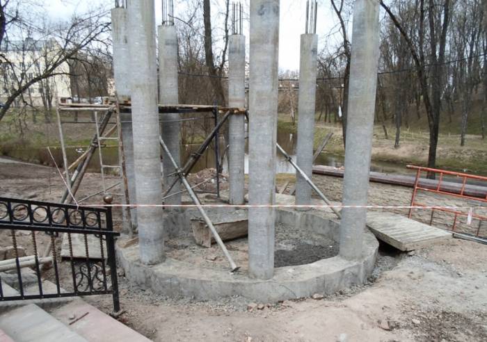 В Витебске в парке Фрунзе строители наткнулись на старые кирпичные стены и фундаменты дореволюционных зданий