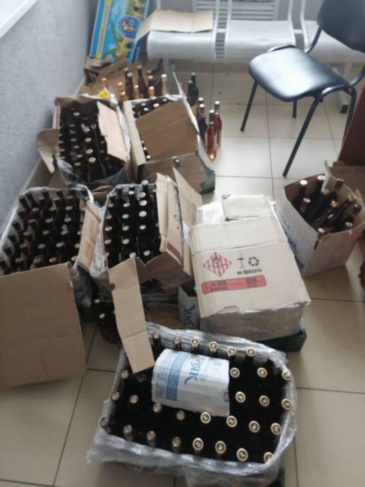 Легковушку с 262 бутылками коньяка, 13 бутылками вина, 12 бутылками шампанского задержали в Дубровенском районе